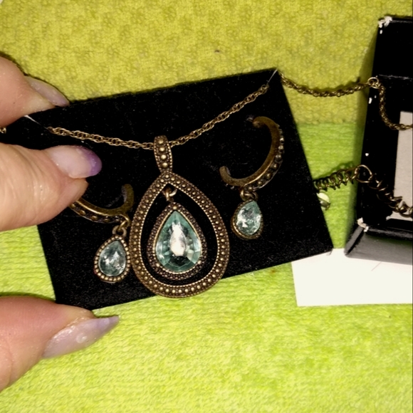 SET of 2: Avon Blissful Blues Necklace & Earrings - Picture 2 of 14